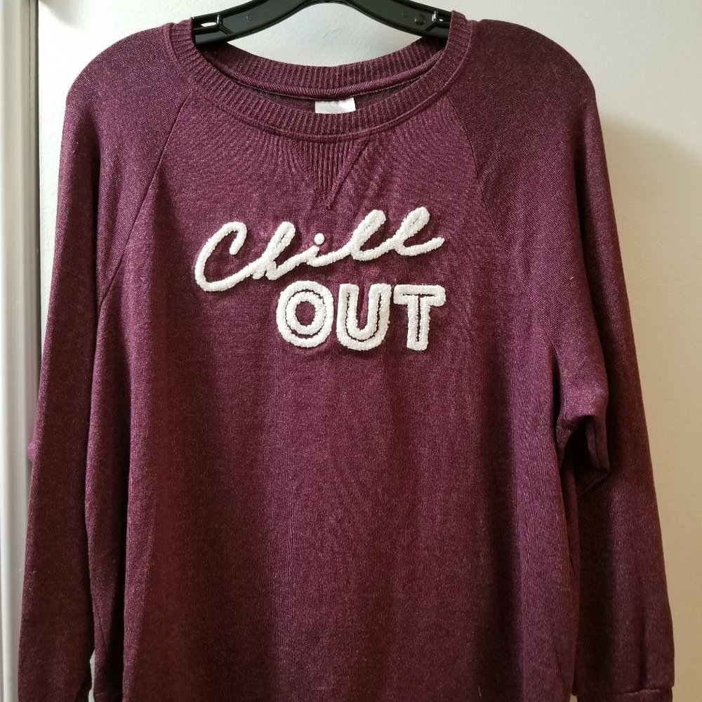 Chill out logs sleve pullover sweater with chanielle patch